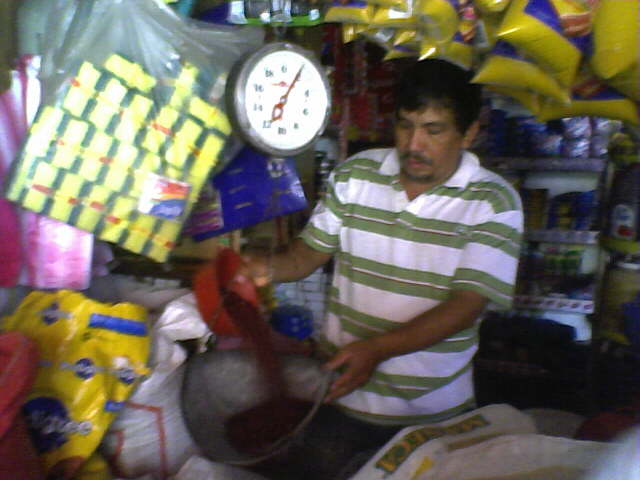 Danilo Castillo, despacha frijol a 18 la libra